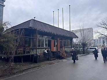 готовый кафе: Действующая кофейня в «Золотом квадрате», ул. Тоголок Молдо, рядом с — 2