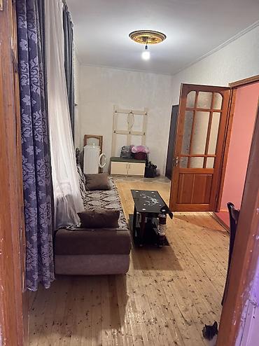 kiraye evler 2 otaq: 2 otaqlı mənzil – mebellə Plan: - Geniş zal: divan, pərdə, jurnal — 1