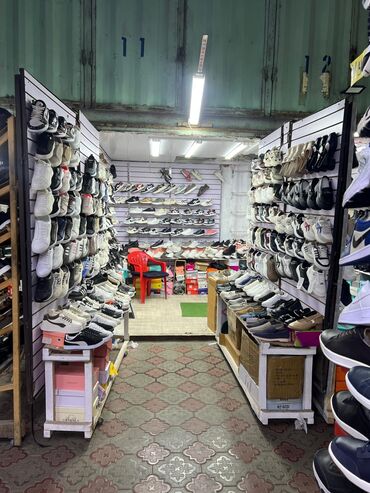 Кроссовки и спортивная обувь: Срочно продаю контейнер дордой китайский ряд