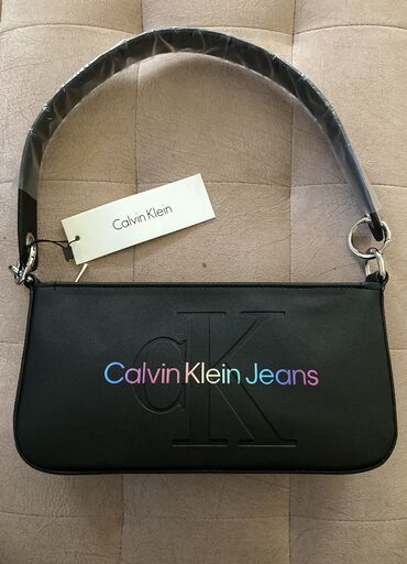 poluobim cm: Calvin Klein, nova ručna mat crna torbica Dimenzije 26x13x5 cm