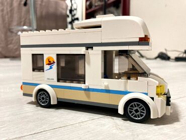 bamblbi igracka: Lego Kamper

Fale 2 kockice, nevazne na kamperu
Original