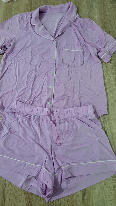 Пижамы: Пижамы от Victoria Secret.
Оригинал из США — 25