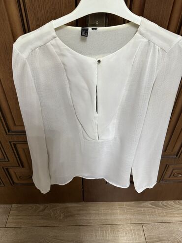 Köynək və bluzalar: 10 azn . Razmer S/M — 24