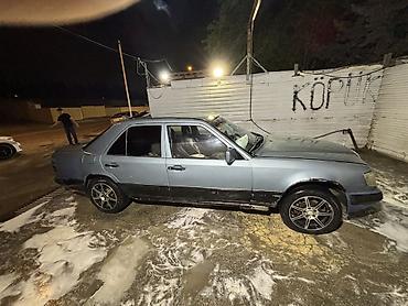 qiş tekeri: Mercedes-Benz W124 sedan - Kuzov: 4 qapılı sedan, mavi-boz rəng. - — 2