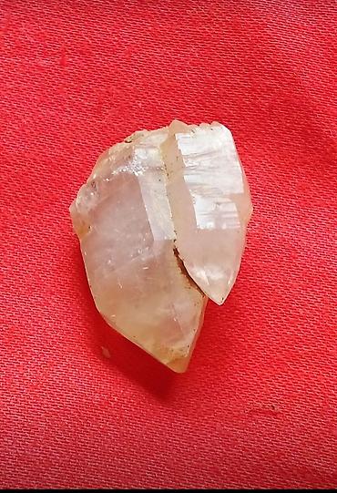 red dot: Prirodni kvarcni kristal – sirovi komad - Materijal: prirodni kvarc — 4