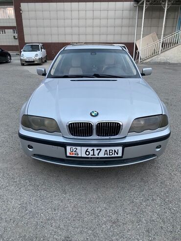полик для авто: Серебристый седан BMW с фирменной радиаторной решеткой и круглыми