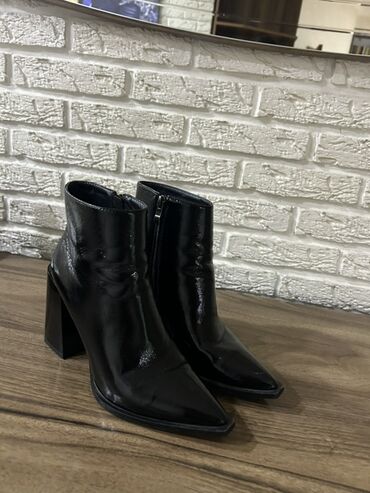 Boşqablar: Qara qadın botları - Model: Biləkdən yuxarı, klassik kəsim -