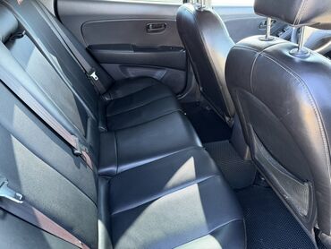 Hyundai: Hyundai Elantra sedan - Korpus: 4 qapılı sedan, qara rəng - Mühərrik — 9