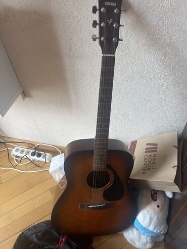 Akustik gitaralar: Akustik gitara, Yamaha, 6 sim, İşlənmiş, Ünvandan götürmə