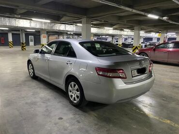 taiota kamiri: Седан Toyota Camry серебристого цвета. Автомобиль отличается