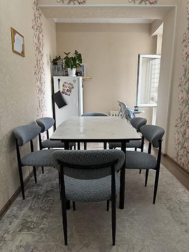 silver kitchen: Обеденная группа: прямоугольный стол с каменной фактурой столешницы и — 2