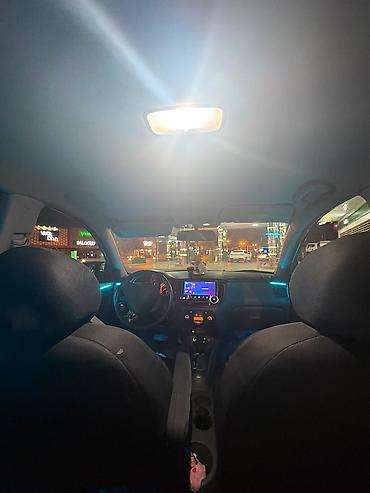 Транспорт: Kia Rio sedan – gümüş rəng, arxa ötürücülük işıqları LED görünüşlü — 4
