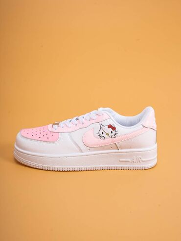 краска для обувь: Кастомные Nike Air Force с Hello Kitty Рисунок на кроссовках выполнен