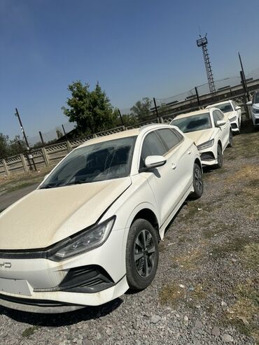 я ищу автомобиль: Белый внедорожник BYD, идеально подходящий для городских поездок и