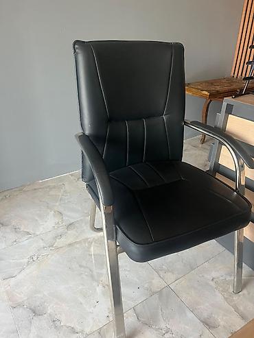 Ofis mebeli: Ofis qonaq kreslosu – qara dərili - Model: metal karkaslı, 4 ayaqlı — 2