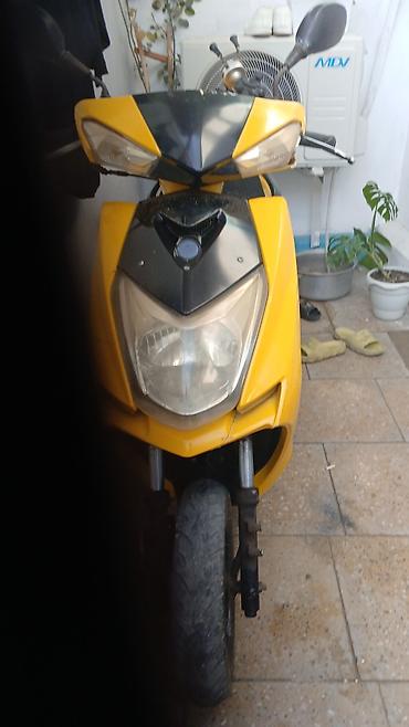 sari tofas: Sarı-qara rəngdə şəhər skuter/moped. Texniki və dizayn — 2