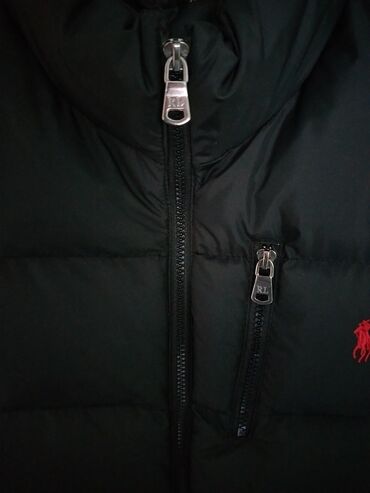 Prsluci: Muški pufnast prsluk bez rukava, crne boje. Detalji: - Visoki kragn i — 3