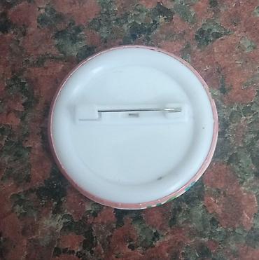 Значки, ордена и медали: Продаю значки 2 фигурные пластиковые, остальные круглые — 6