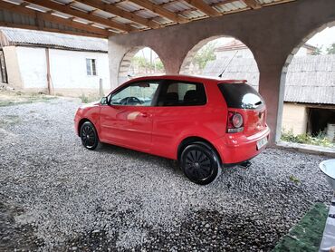 Volkswagen: Volkswagen Polo hatchback, 3 qapılı, parlaq qırmızı rəng. Xarici: - — 2