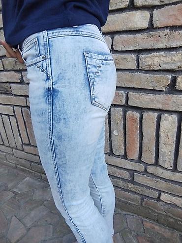 kaftan: Amisu ženske farmerke, svetlo ispran denim (acid wash), uski — 2