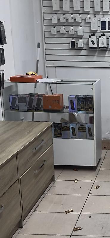 tabi: Торговое оборудование для магазина электроники: стеклянные витрины и — 2