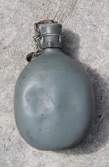 Staro posuđe i escajg: Dve Očuvane stare, vojne čuture, aluminijumske. Dve stare — 9