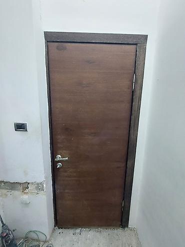 agac satilir: Ağac materialdan hazırlanmış tək qapı. Qəhvəyi rəngdədir və müasir — 2