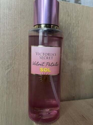 Victoria's Secret Velvet Petals Sol ətir spreyi və losyon dəsti. Dəstə