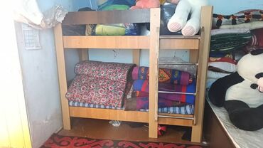 двух этажный спальный: Двухъярусная кровать с деревянным каркасом и лестницей обеспечивает