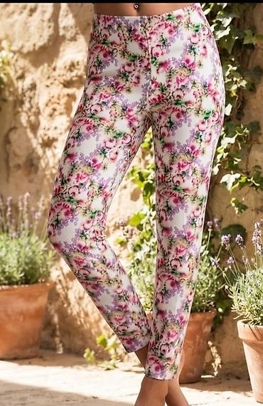 odeca za debele zene: Ženske pantalone sa cvetnim printom - Kroj: uske, ravne nogavice 7/8 — 1
