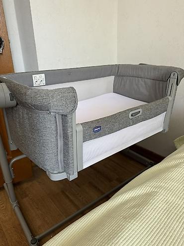 кроватка chicco: Детская приставная кроватка, Б/у, Без колесиков, цвет - Серый — 1