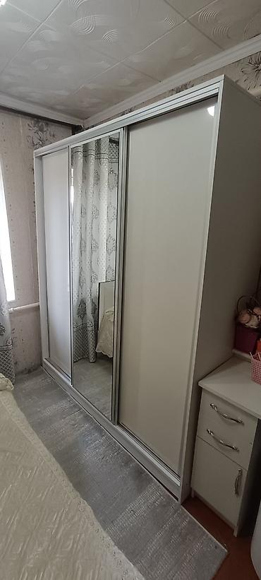 standing mirror: Шкаф-купе с тремя раздвижными дверями, центральная створка – зеркало — 1