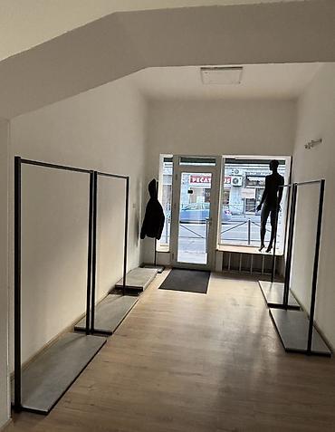 Kancelarijski setovi nameštaja: Cena uključuje: -Pult, stolica za pult -3 slike -3 velika štendera — 1