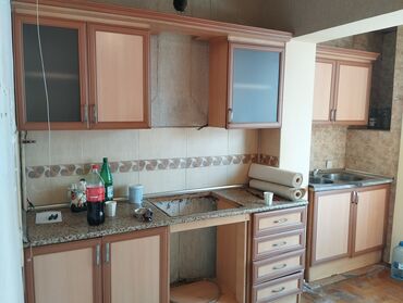 Mətbəx mebeli: Mebel bina evindedi . Kim alsa ozu sokub dusurecey