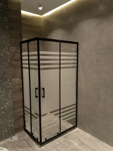 Продукты питания: Qara çərçivəli və zolaqlı şüşəsi olan duş kabinəsi. Bu dizayn hamam