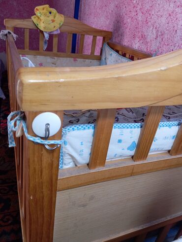 детскую деревянную кроватку: Б/у