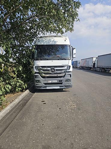 Mercedes-Benz Actros с тентованным полуприцепом - Тягач