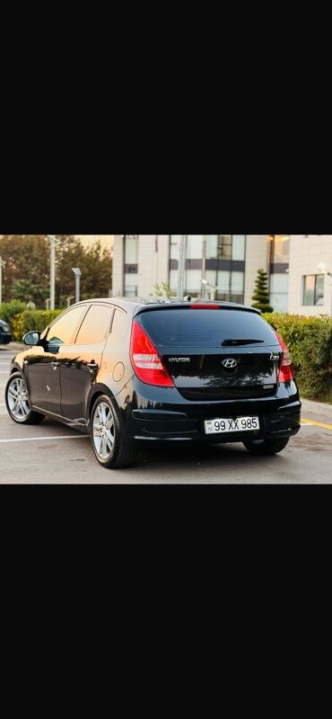 Hyundai: Hyundai i30, qara rəng, 5 qapılı hatchback. Mühərrik və yürüş - CRDi — 8