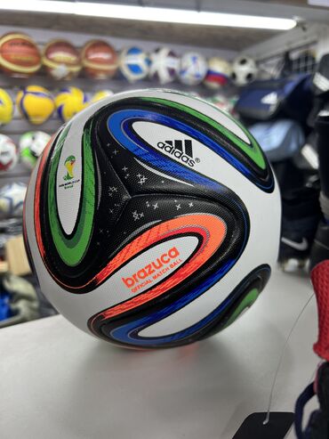 Мячи: Футбольный мяч Adidas Brazuca 
Размер 5
Материал полиуретан