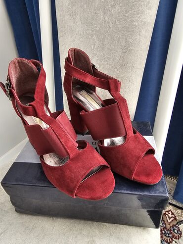 обувь лоферы: Продаётся босоножки бордового цвета, б/у, практически новые, одевала