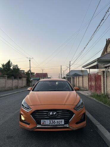 соната граната: Автомобиль Hyundai Sonata яркого оранжевого цвета. Эта модель седана