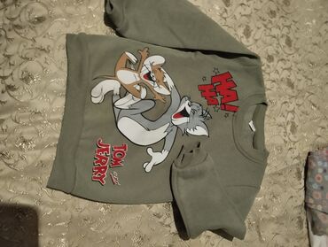 Ziyafət donları: Məhsul paketi: ayaqqabı və geyim 1) Qırmızı idman ayaqqabıları - — 25