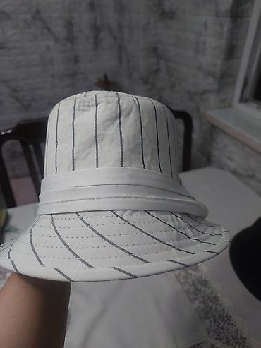 yun qadın şap şapları: Ağ rəngli, incə boz zolaqlı qadın şlyapası. - Model: dar torlu üst — 2