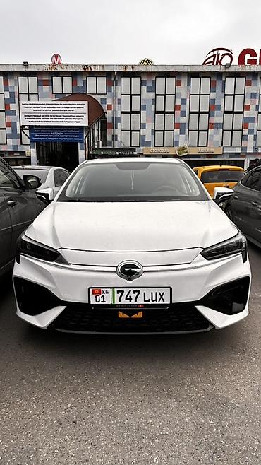 GAC Aion S белый седан 2021/7 месяца. Машина идеальном состоянии