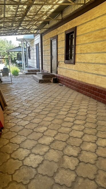 продаю полдома районе пишпек: 70 м², 4 комнаты, Парковка