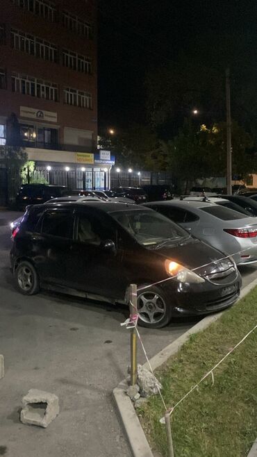 авто с последующим выкупом фит: Хэтчбек Honda Fit черного цвета, модель первого поколения. Автомобиль