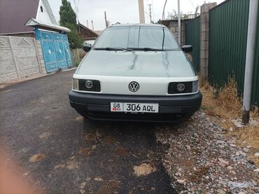 с переездом: Универсал Volkswagen Passat зеленого цвета, оснащенный багажником на