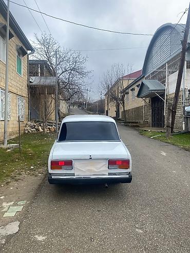 ucuz avto: VAZ 2107 sedan – klassik dizaynlı, ağ rəngdə. - Kuzov: 4 qapılı — 2