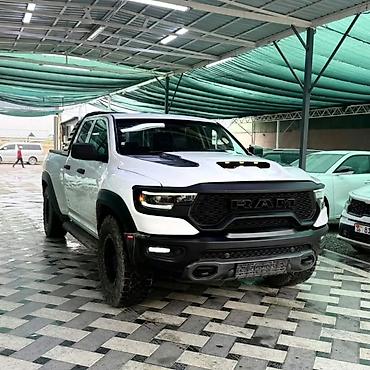 Dodge: RAM 1500 TRX, полноразмерный пикап в белом цвете с четырёхдверной — 1