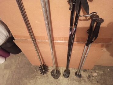 Oprema za skijanje: Četiri para skija različitih dužina i stanja. Detaljnije u — 3